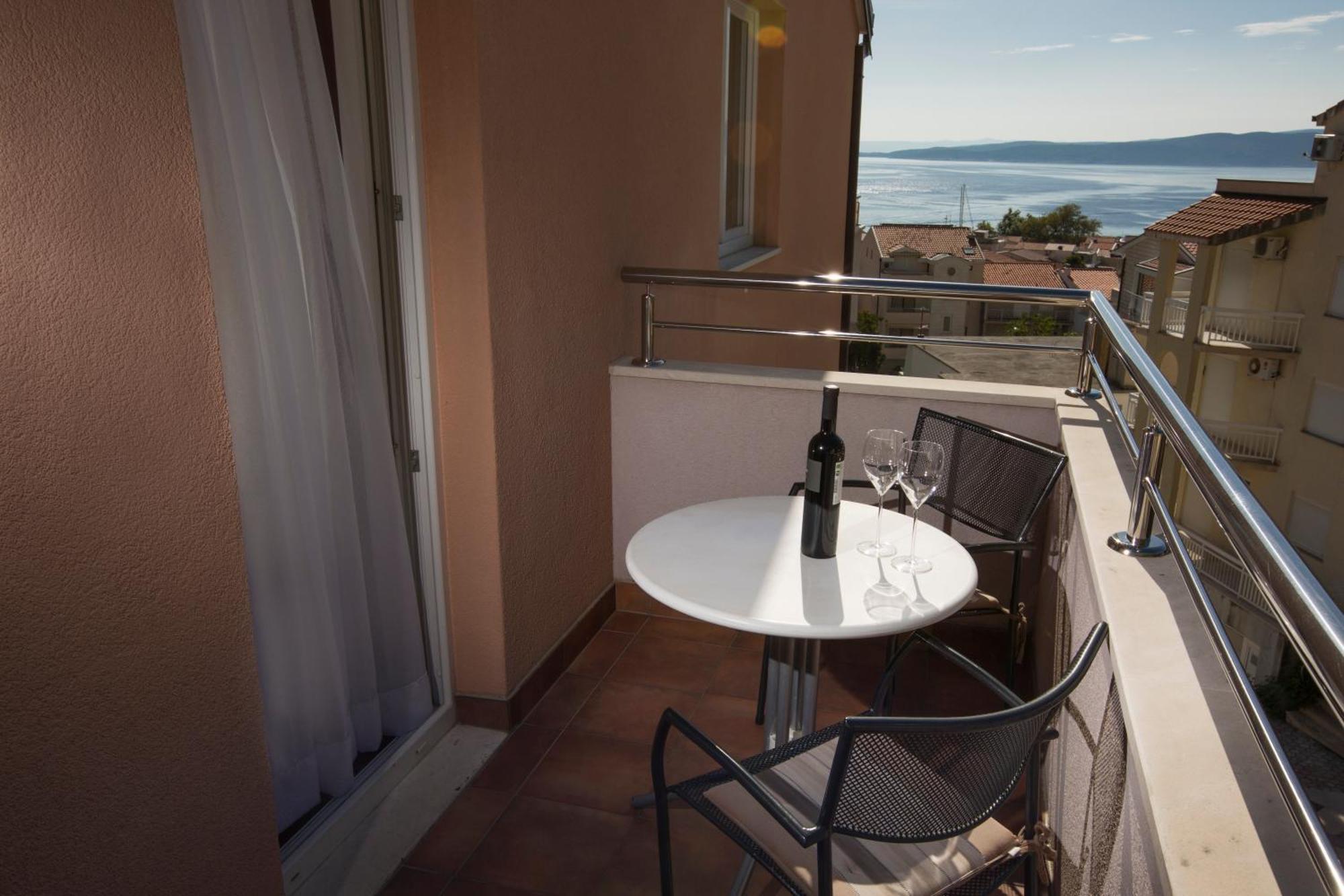 Apartments Vila Adrijana & Fitness Studio Wolf Bv Baška Voda Dış mekan fotoğraf