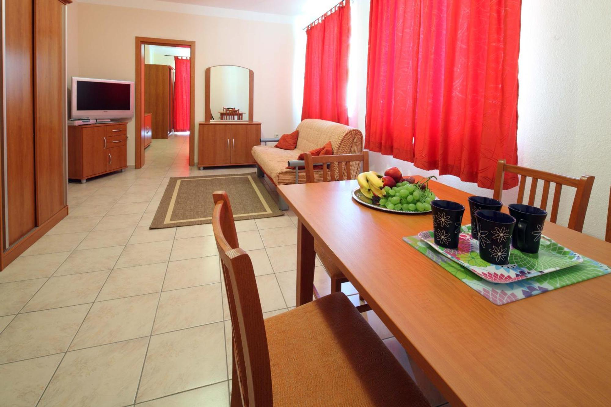 Apartments Vila Adrijana & Fitness Studio Wolf Bv Baška Voda Dış mekan fotoğraf
