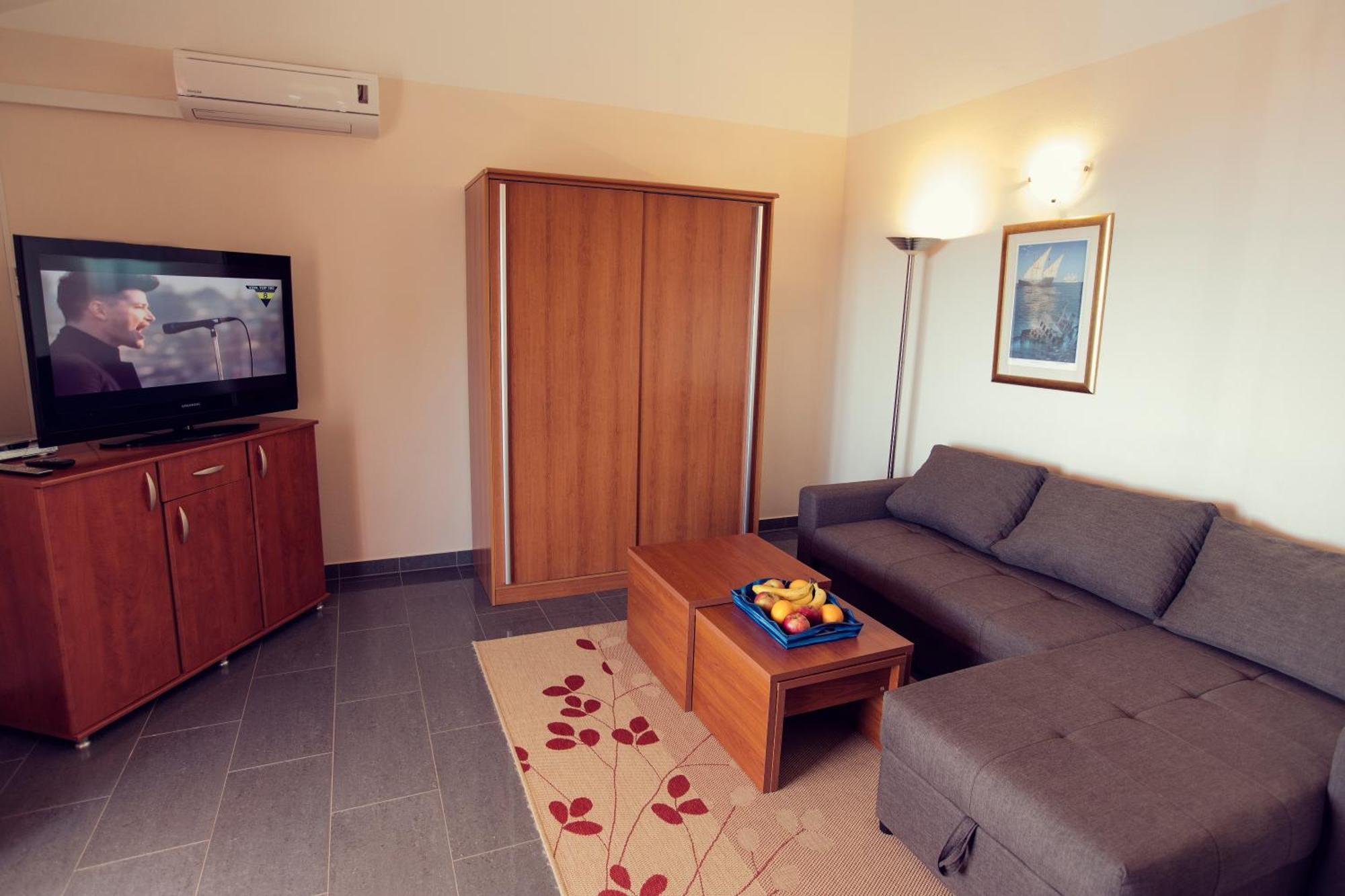 Apartments Vila Adrijana & Fitness Studio Wolf Bv Baška Voda Dış mekan fotoğraf