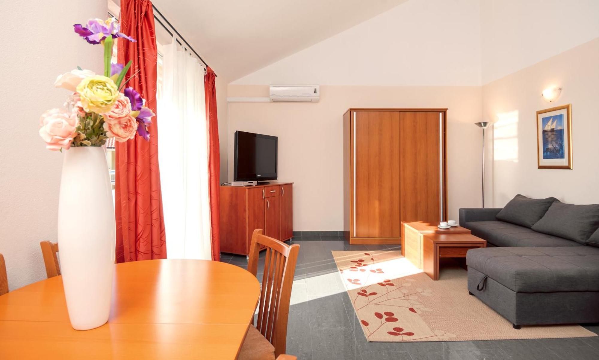 Apartments Vila Adrijana & Fitness Studio Wolf Bv Baška Voda Dış mekan fotoğraf