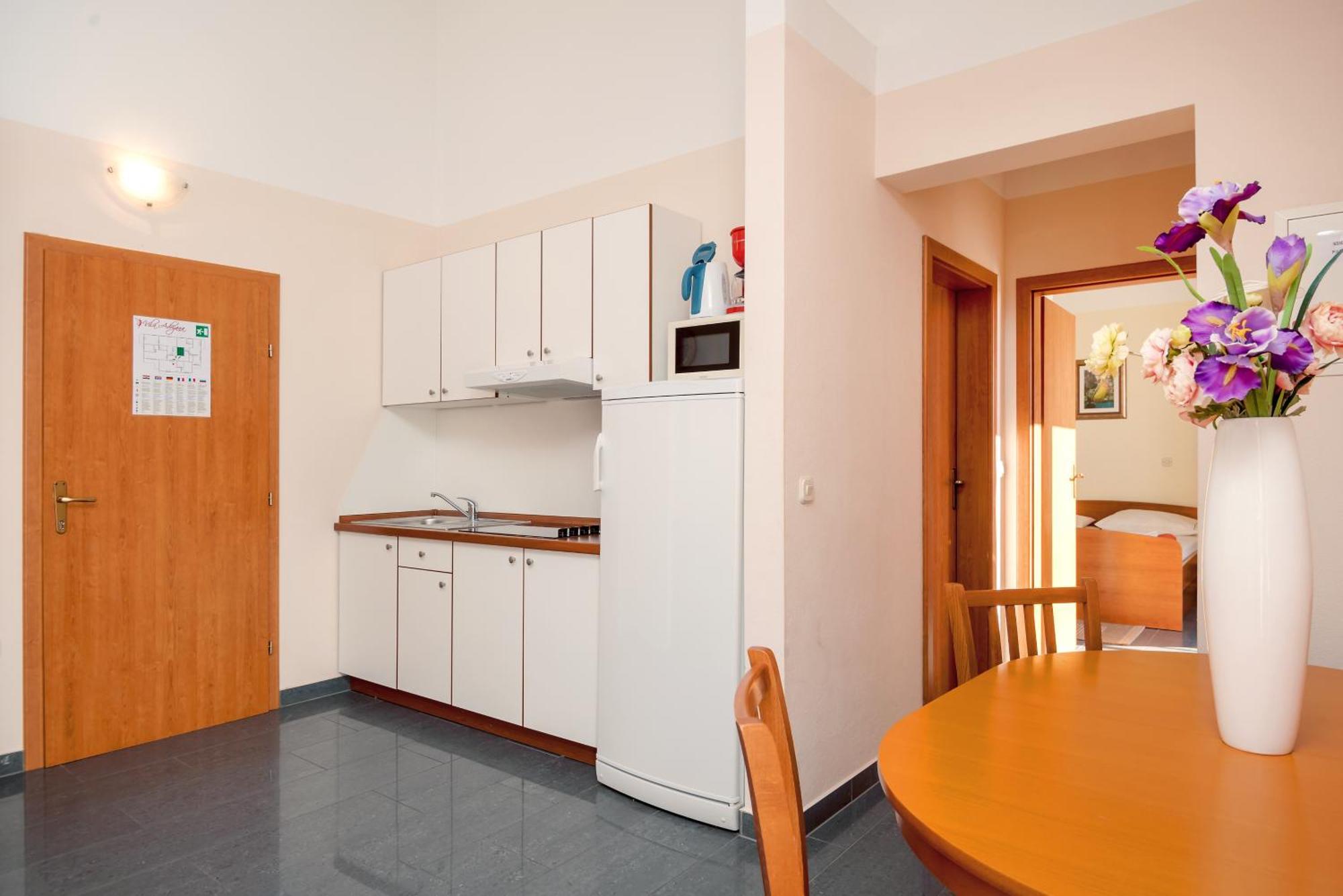 Apartments Vila Adrijana & Fitness Studio Wolf Bv Baška Voda Dış mekan fotoğraf