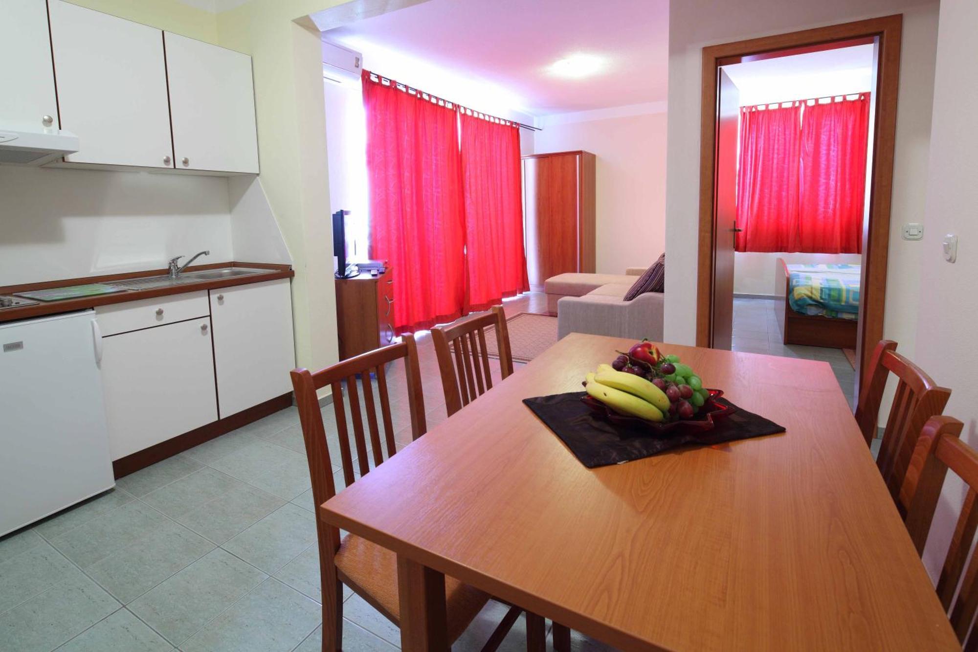 Apartments Vila Adrijana & Fitness Studio Wolf Bv Baška Voda Dış mekan fotoğraf