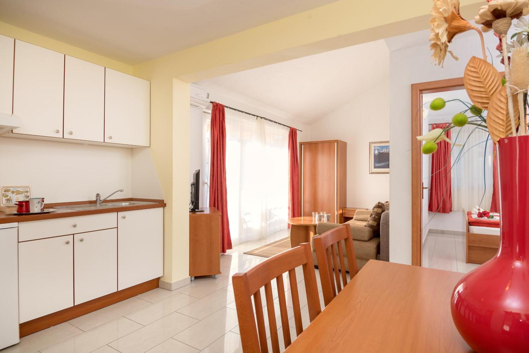 Apartments Vila Adrijana & Fitness Studio Wolf Bv Baška Voda Dış mekan fotoğraf
