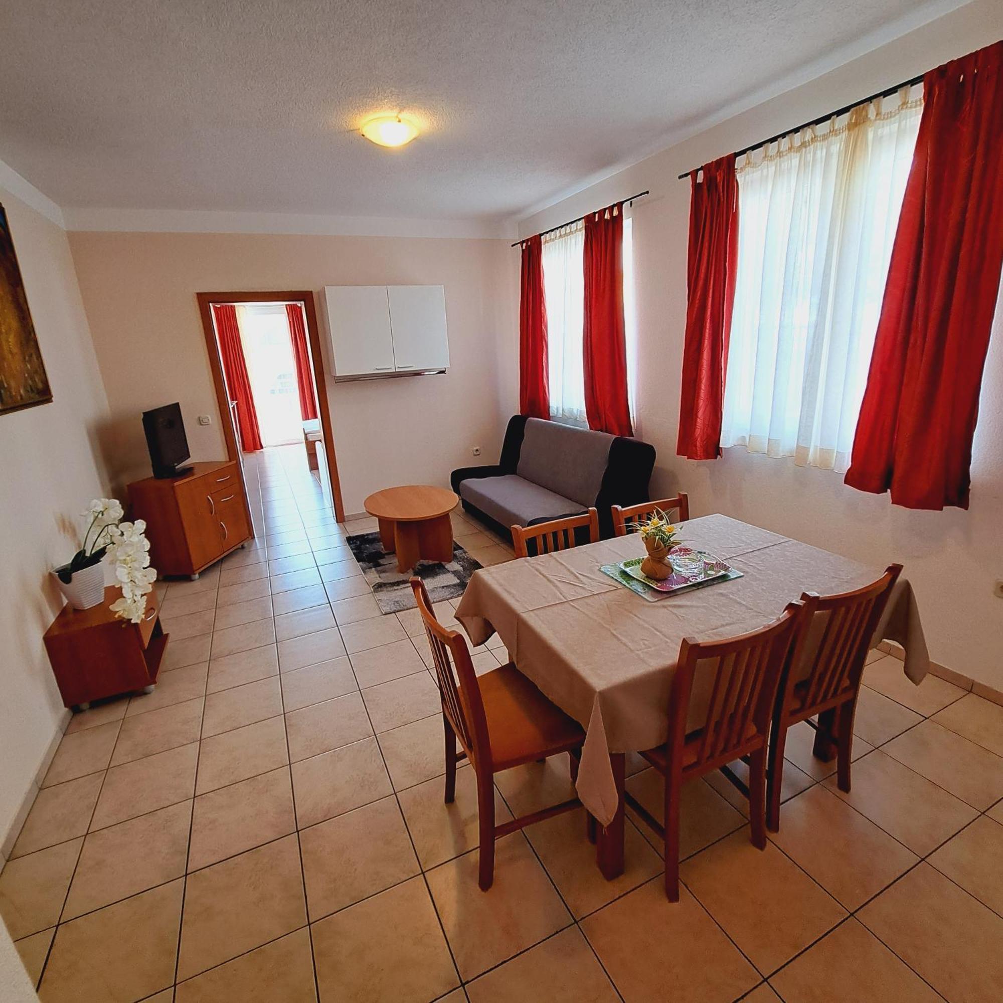 Apartments Vila Adrijana & Fitness Studio Wolf Bv Baška Voda Oda fotoğraf