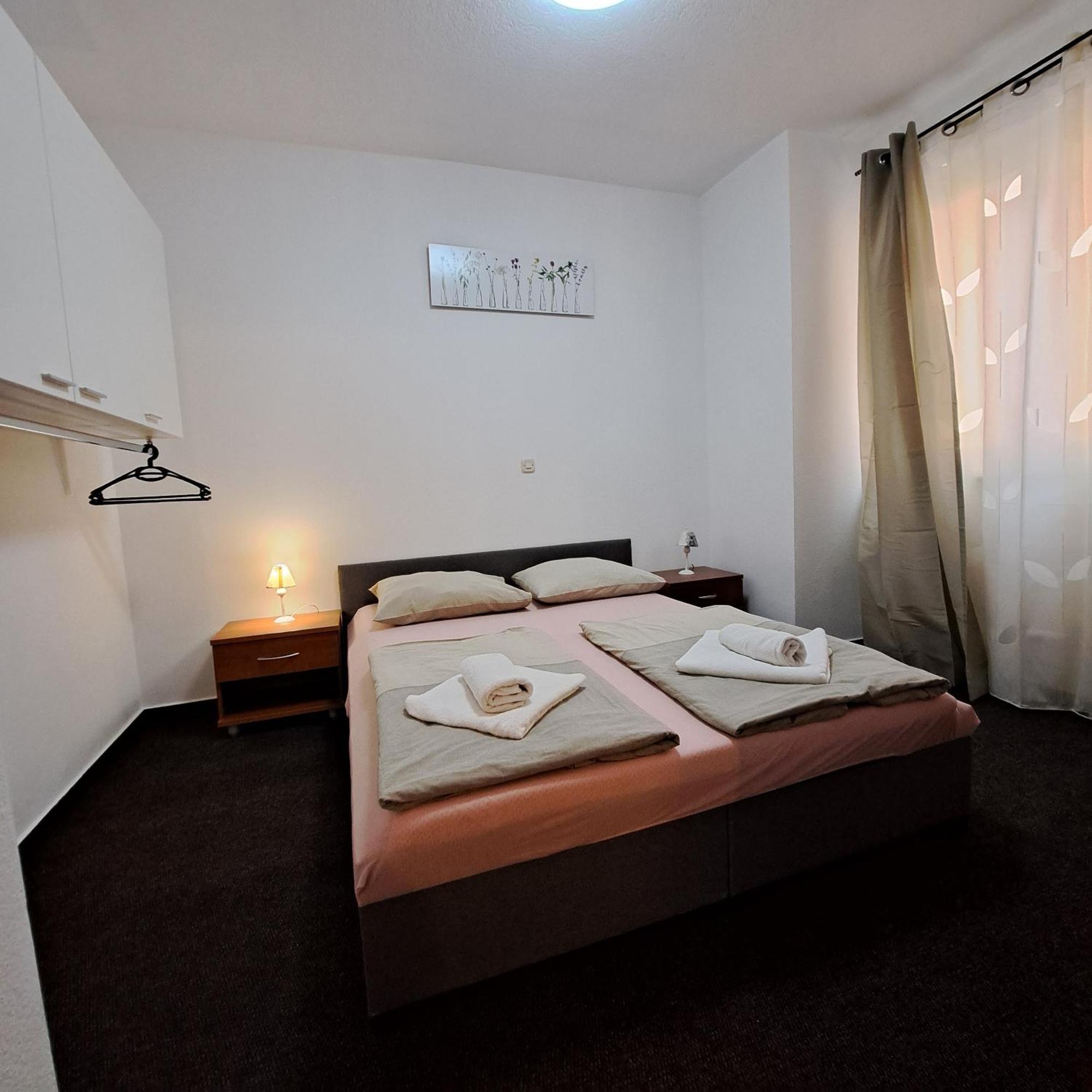 Apartments Vila Adrijana & Fitness Studio Wolf Bv Baška Voda Oda fotoğraf