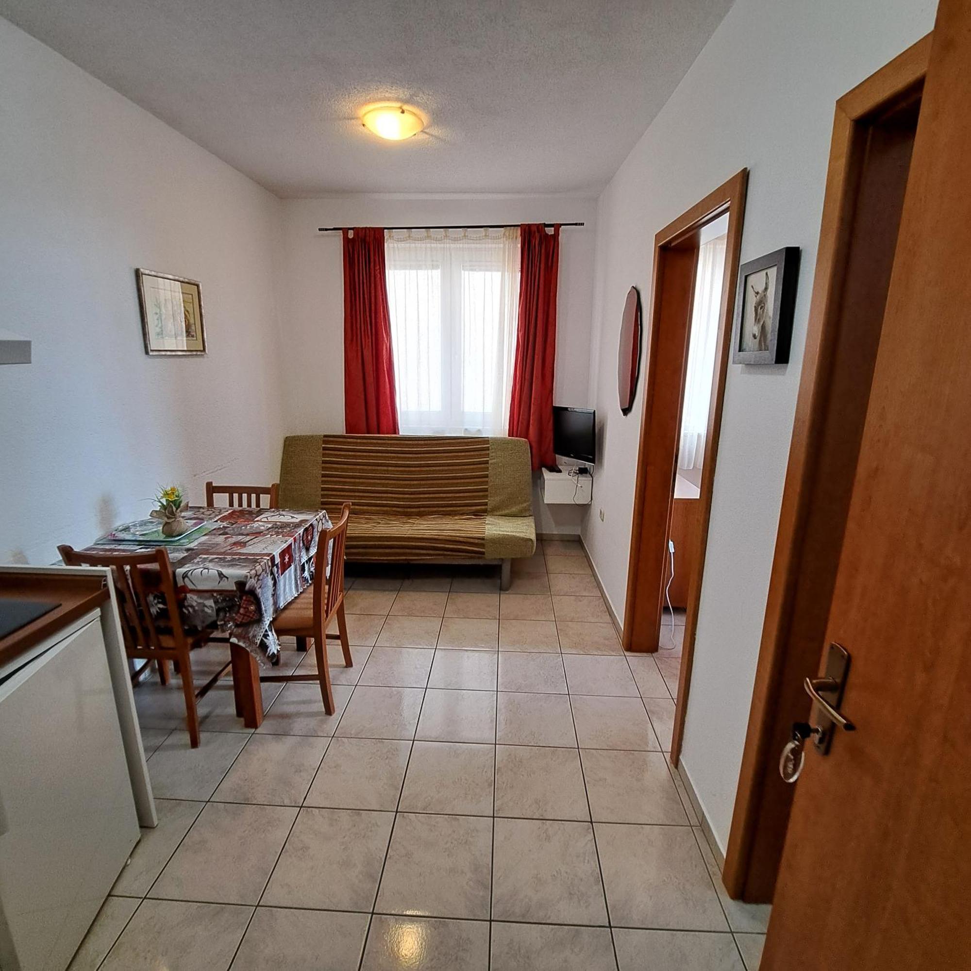 Apartments Vila Adrijana & Fitness Studio Wolf Bv Baška Voda Oda fotoğraf